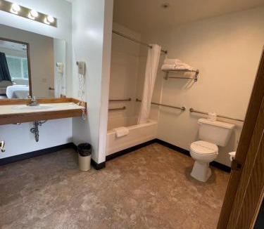 Monroe Hotel | Fairground Inn