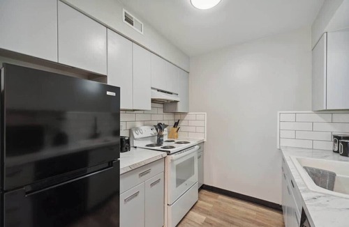 Lansing Apartment | Fairlane #6 | Classy Cool & Chic