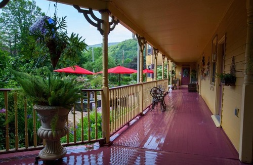 Hunter Bed & Breakfast | Fairlawn Inn