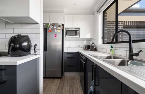 Kelso House | Fairleigh Dream - Modern, Spacious & Convenient