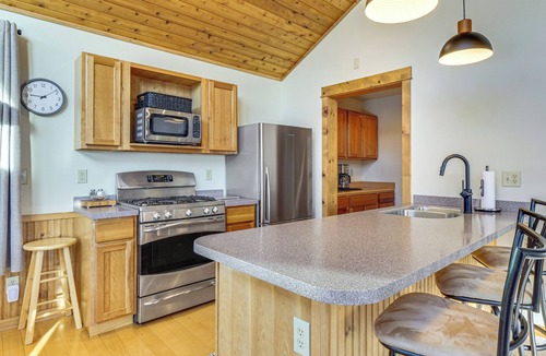 Warm Springs Cottage | Fairplay Cabin Basecamp: Wildlife & Pond Views!