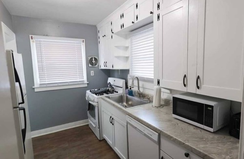 Lansing House | Fairview I 5 Beds I 2 Kitchens