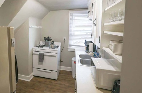 Lansing House | Fairview I 5 Beds I 2 Kitchens
