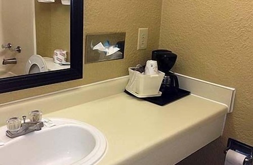 Jonesboro Hotel | Fairview Inn & Suites