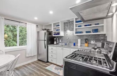 Kennebunk Cottage | Fairview + Seabreeze Cottages Coastal Getaway + walk to the beach, close to golf course.