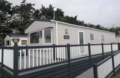 Rye Harbour House | Fairview - with enclosed decking