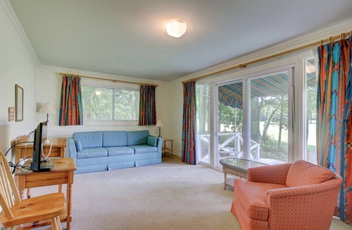 Sutton Ski Chalet | Fairway cottage at Jackson Point