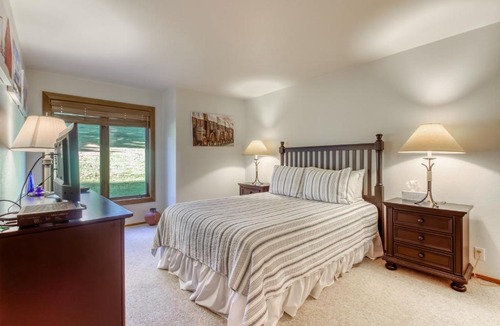 Elkhorn Village Hotel | Fairway Nine 4366