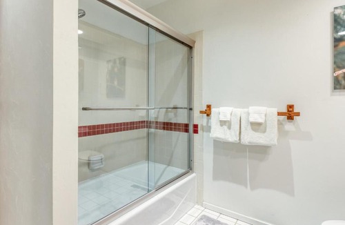 Elkhorn Village Hotel | Fairway Nine 4366