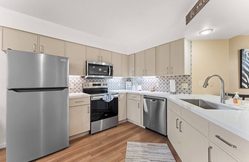 Table Rock Condo | Fairway Retreat for 6 – Walk-in and Pet Friendly