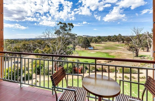 Creswick Apartment | Fairway Studio Retreat - Golf Course resort