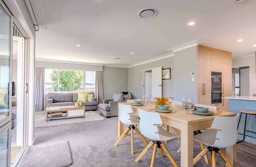 Rotorua House | Fairway Views - Golf Course location with Spa Pool