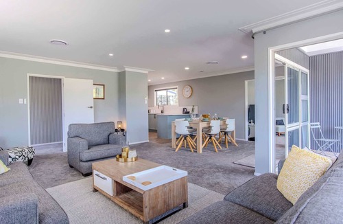 Rotorua House | Fairway Views - Golf Course location with Spa Pool