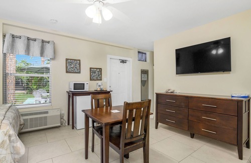 Palm River Estates Hotel | Fairways Inn of Naples