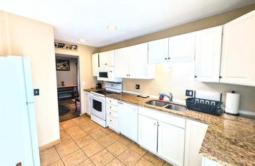 Des Moines House | FairWestern, 5 bedrooms, 2 baths, sleeps 11