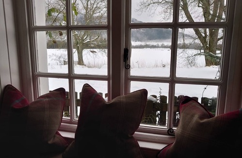 Glen Lyon Cottage | Fairytale thatched Highland Cottage