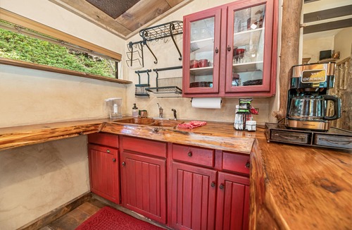 Lake Arrowhead Cabin | Fairytale themed secluded cabin- pets ok, king bed, fast Wi-Fi!