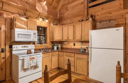 Mentone House | Falcon Lodge - Hot Tub, fire pit & games! Family
