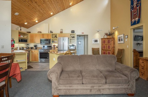 Yosemite National Park House | Falcons Nest (Upstairs)