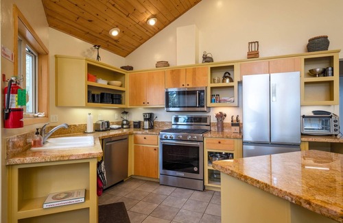 Yosemite National Park House | Falcons Nest (Upstairs)