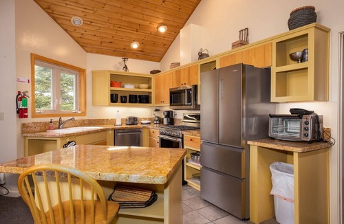 Yosemite National Park House | Falcons Nest (Upstairs)