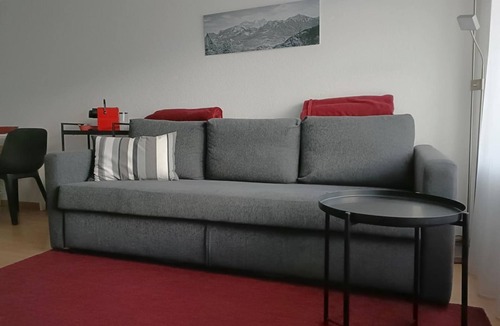 Maienfeld Apartment | Falknis holiday flat in Maienfeld with mountain views