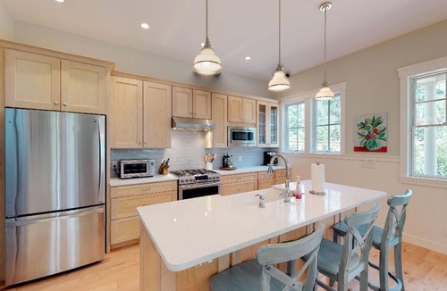 Leland House | Fall 2026 dates available - Clean, gorgeous 5 bedroom property in town!