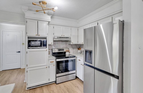 Inglefield House | Fall Bliss: Charming 3BR Home with Sauna & Hot Tub