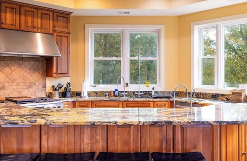 Bentonville House | Fall Colors~Spacious~Hot Tub~Riverfront~Hiking