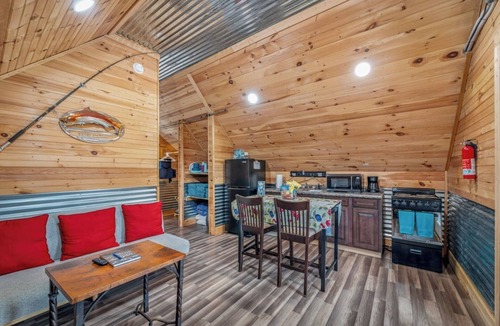 Bryant House | Fall Foliage Retreat: Kayaks, Hot Tub, and Pond Deck