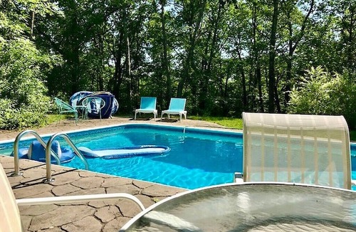 Ghent House | Fall Foliage Retreat – 4BR/3BA Hillside Home Near Berkshires, Sleeps 8