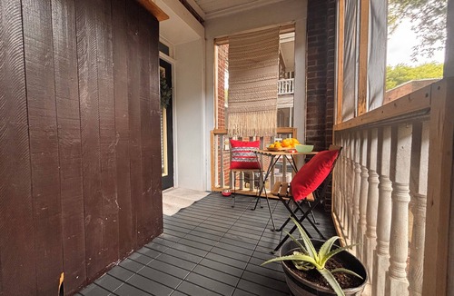 Virginia Highland Apartment | Fall Fun Spot Little 5 Parade & Musicfest King Bed
