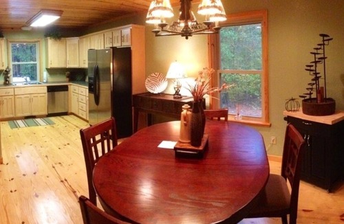 Bonnerdale Cabin | Fall in a Ouachita Mt cabin, close to lake crystal digging, hiking, biking
