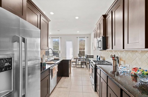 Richmond House | Fall Modern Stay: Family Friendly & Fast Wi-Fi