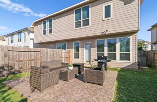 Richmond House | Fall Modern Stay: Family Friendly & Fast Wi-Fi