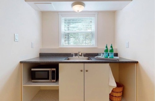 Fall River Apartment | Fall River Oasis Suite with 6 Person Hot Tub