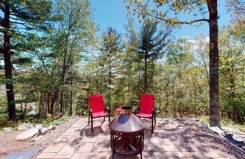 Fall River Apartment | Fall River Oasis Suite with 6 Person Hot Tub