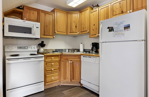 Fall River Estates Condo | Fall River Retreat Private Hot Tub