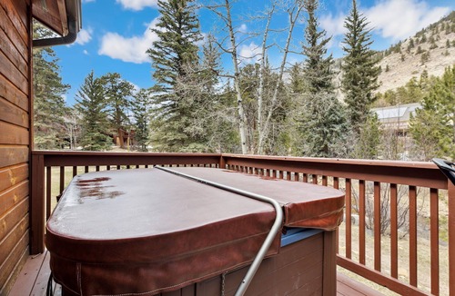 Fall River Estates Condo | Fall River Retreat Private Hot Tub