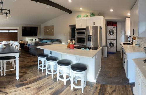 Allyn-Grapeview House | Fall Treasure Island Getaway Special