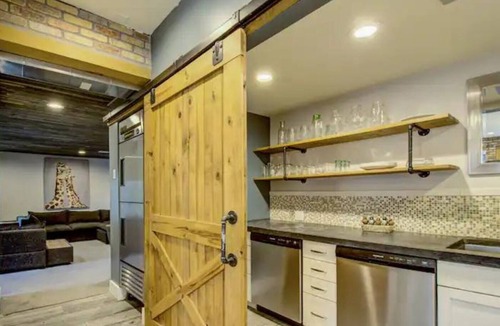 Fair Oaks House | Fall & Winter discounts! Enjoy the hot tub and fire pit!