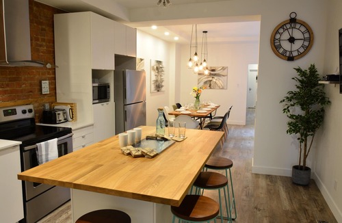 Plateau Mont Royal Apartment | FALL & WINTER SPECIAL! Huge Ground Floor apt with Courtyard - 5 bed + 6 bath