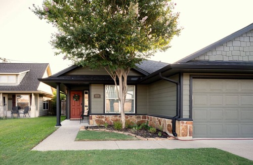 Westfield Village House | Fallbrook Cottage, Relaxing Home Away From Home 3BR/2BA, Pet Friendly