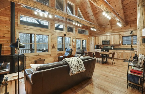 South Bloomingville Cabin | Falling Leaves | Hocking Hills, Accessible, Pets