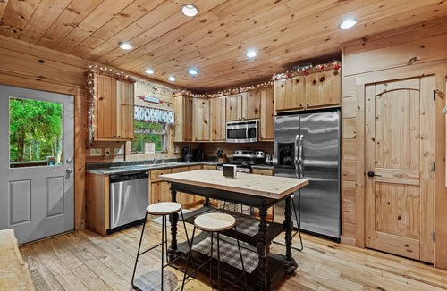 Banner Elk Cabin | Falling Waters - hot tub, game table, views!