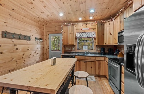 Banner Elk Cabin | Falling Waters - hot tub, game table, views!
