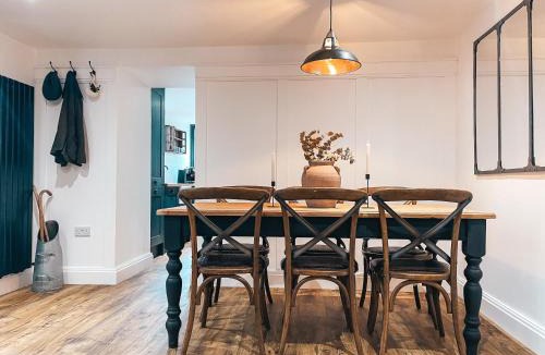 Abercwmboi House | Falls Cottage by Solace Stays