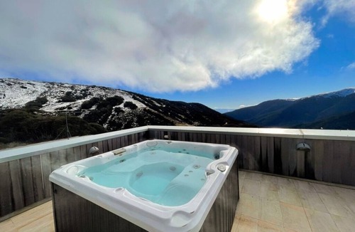 Falls Creek Apartment | Falls Creek Spa Penthouse by Ready Set Stay