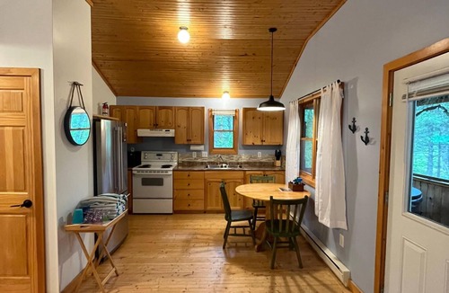Smiths Corner Cottage | Falls Lake Burrow - Private Cottage with Screened-in Hot Tub