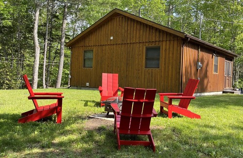 Smiths Corner Cottage | Falls Lake Burrow - Private Cottage with Screened-in Hot Tub